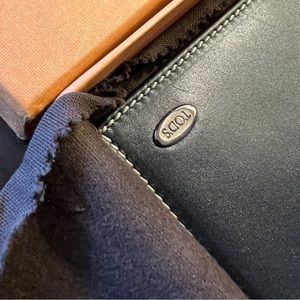 Tod's authentic calfskin leather wallet in black..never used in Mint mint